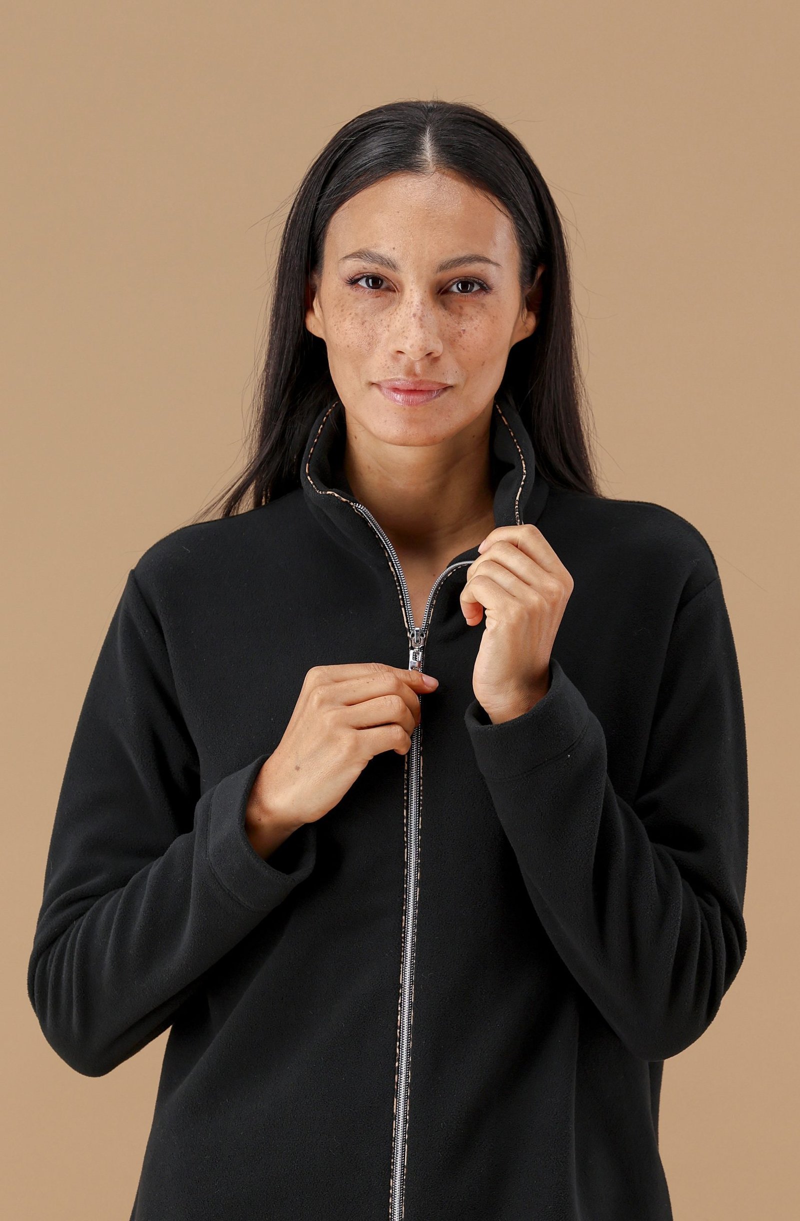 MaryPlaid - Vestaglia Donna in Pile Nero con Bordo Maculato Zip Frontale – Art. 6V84212 - immagine 2